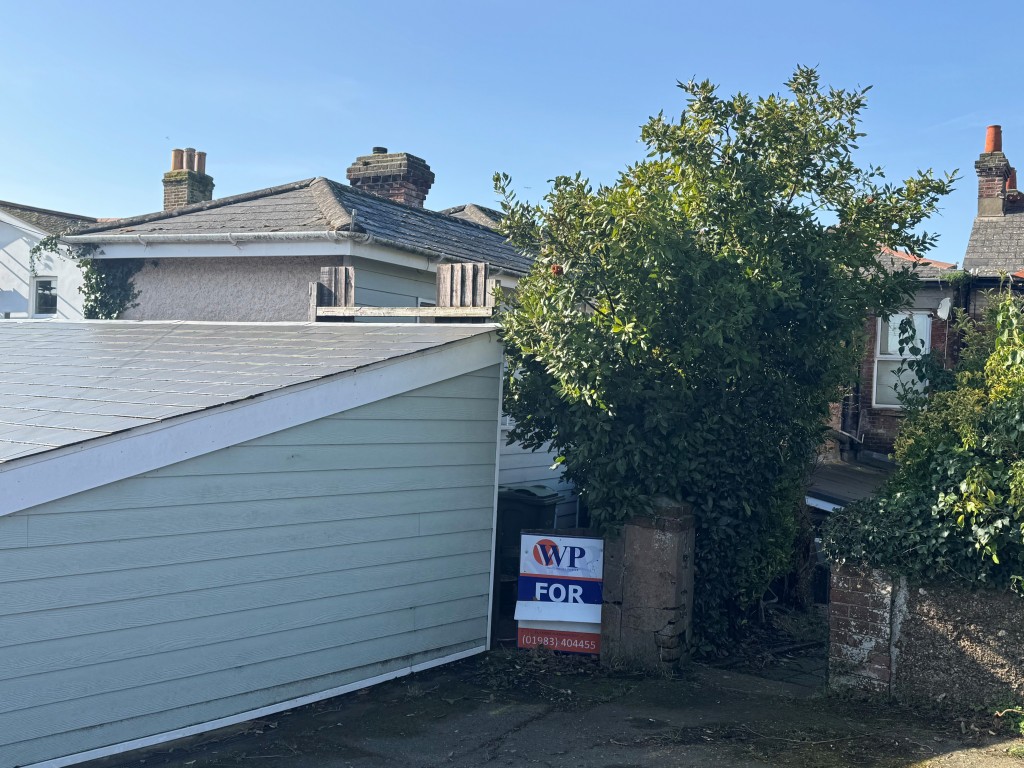 Lot: 91 - TOWN-CENTRE FLAT WITH PRIVATE ACCESS FOR INVESTMENT OR OCCUPATION - Access